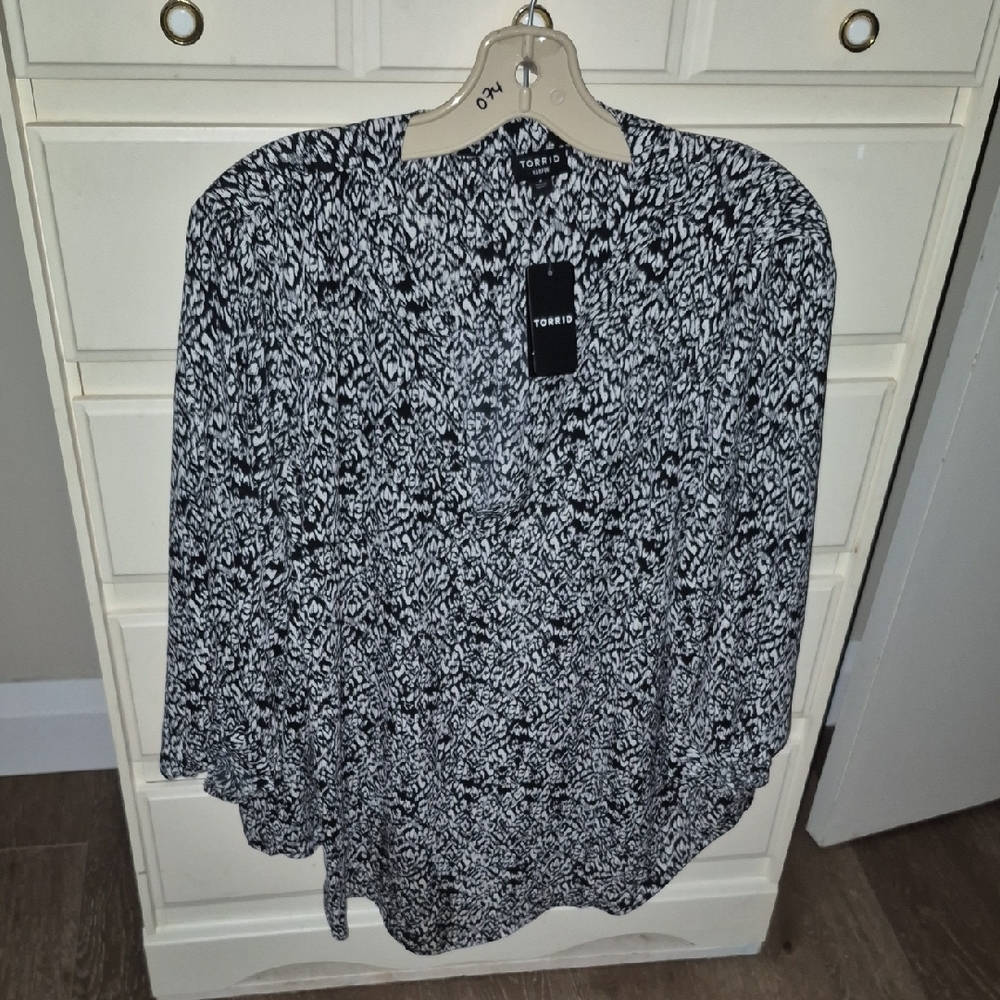 NWT Torrid Relaxed Black and White 3/4 Sleeve Blouse